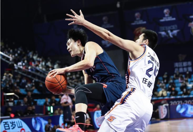 娜乌西卡盛怒之下，以迅雷不及掩耳之势将士兵一一击倒。